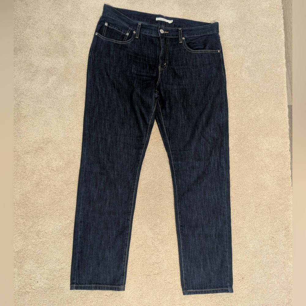 Woman's Levi's Classic Blue Jeans Missy Straight